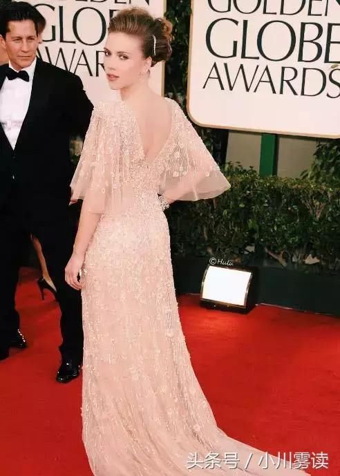 黑寡妇斯嘉丽好会撩人，穿这身礼裙更加明显，真是天生的尤物啊