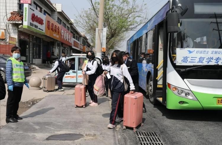  『发车』点菜式、点对点发车！济南近千名学生乘定制公交“开学”