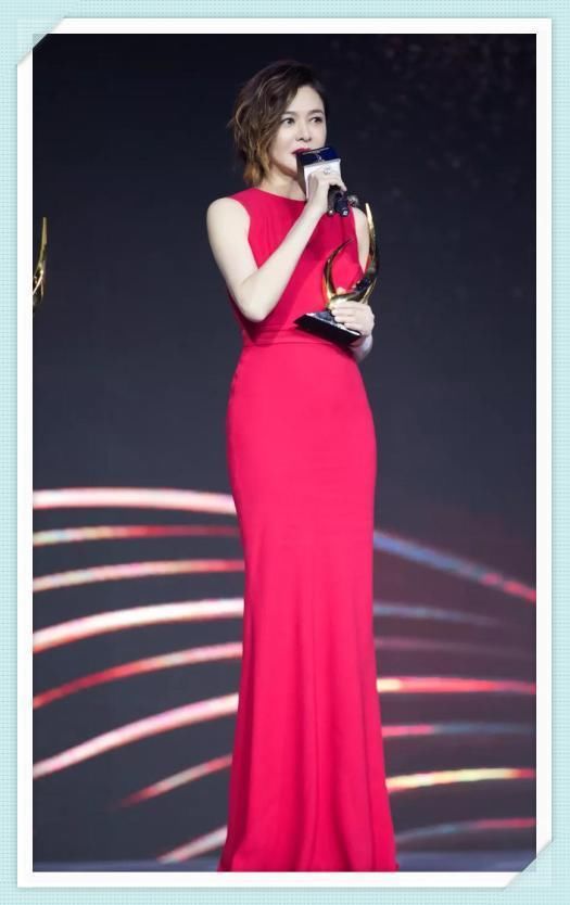 张凯丽56岁，关之琳也56岁，二人同穿红色裙，差距竟如此尴尬？