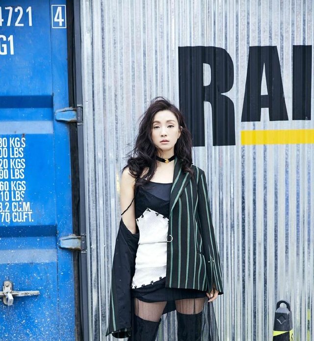 徐峥老婆小龙女陶虹吗，45岁的她逆生长，街拍似妙龄少女！