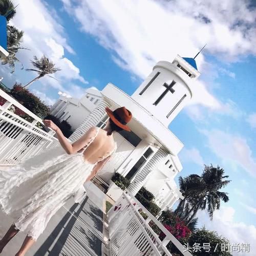 露背连衣裙,性感一点才吸睛