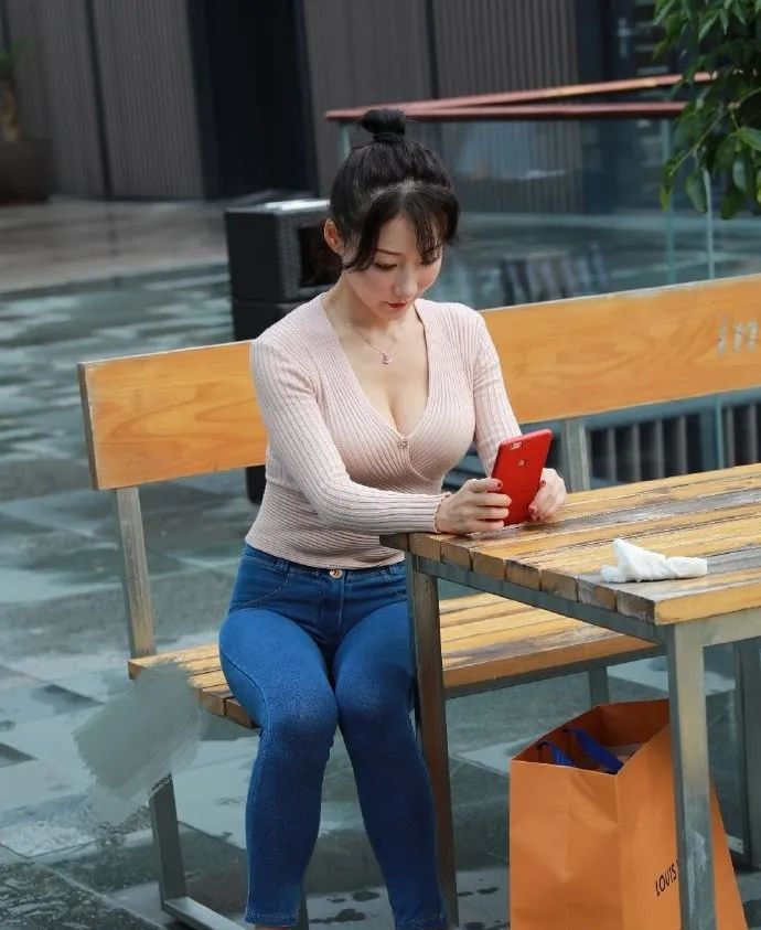  【气质】街拍:白色上衣配皮裤,美女穿一双红色细高跟,尽显优雅的气质