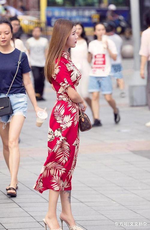 街拍：穿吊带短裙的小姐姐，性感与美貌并存，引人注目！