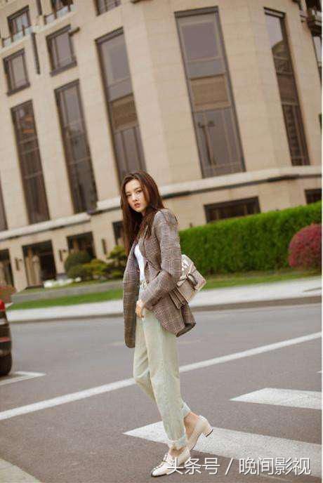 宋祖儿穿白T搭吊带裙现身秀美腿，可当看到膝盖时网友一阵心疼！