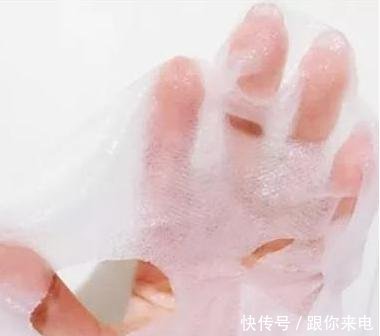 纸敷在脸上:都说面膜里那张“塑料纸”别扔,用处大得很,真能让你补水事半功倍