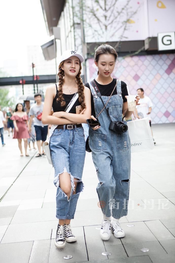 街拍:神似范冰冰的小姐姐，紧身T恤勾勒出的身材曲线，性感美丽