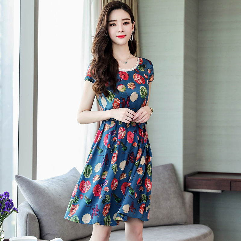 姑娘，今年流行穿这样的连衣裙，吸睛时尚又洋气，轻松穿出女神范