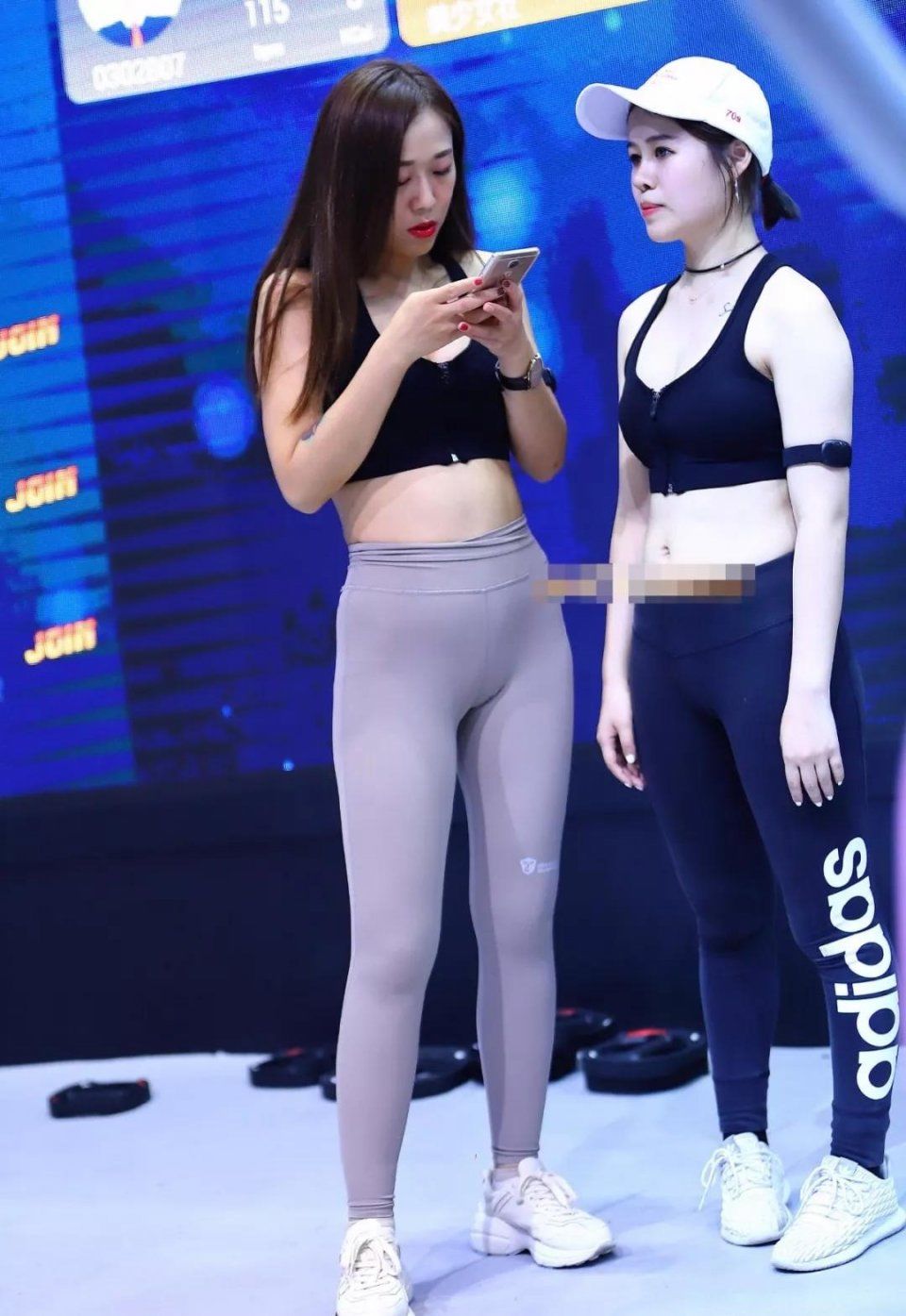 街拍:紧身裤小姐姐双腿修长,曲线凹凸有致