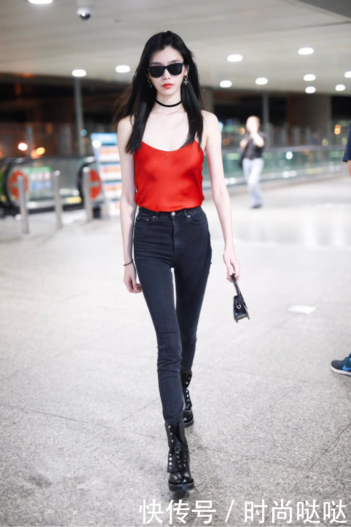 奚梦瑶穿超短裤现身，气质清新似少女，脚下鞋带掉了也不管！