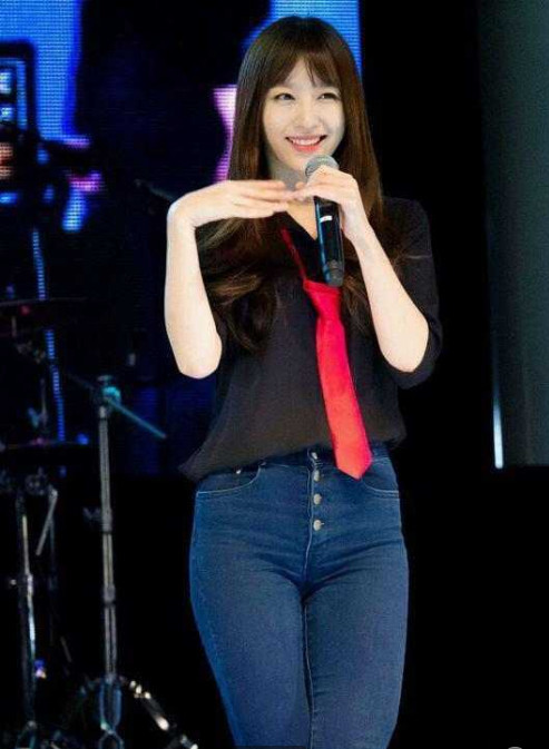 年轻妹子穿搭紧身裤，展现好身姿，更衬托气质