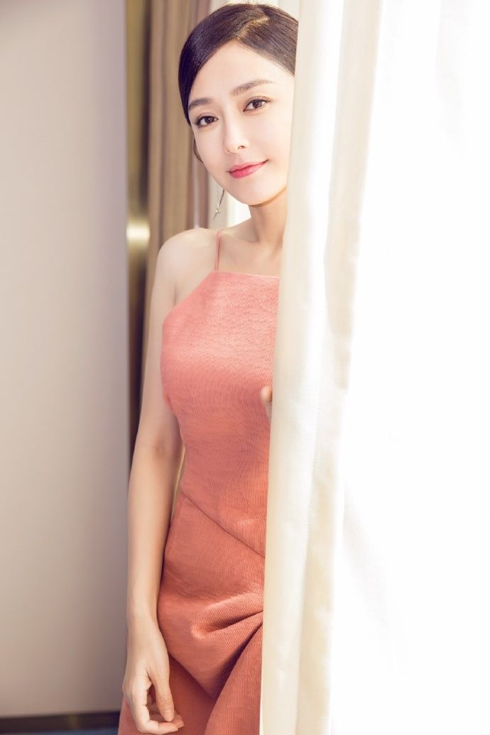 秦岚优雅杀!粉色吊带长裙露香肩好气质尽显