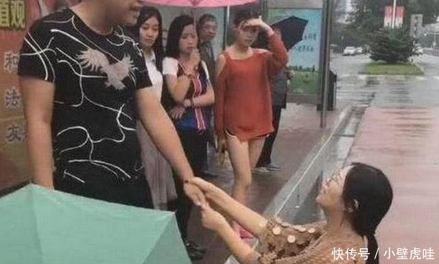 女子当街向“渣男”下跪，得知真相的吃瓜群众劝男子早分手！