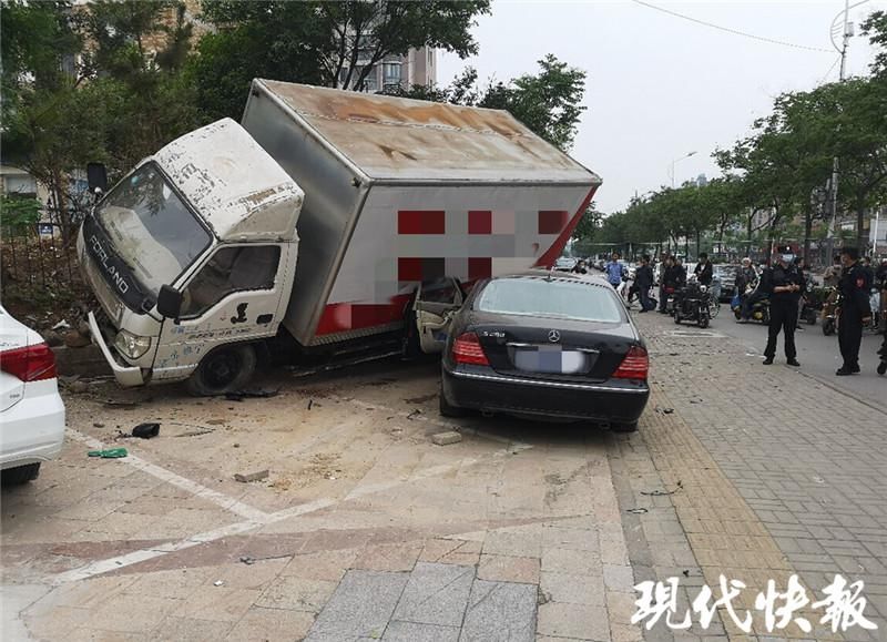 奔驰轿车：奔驰车逆行撞人撞车，司机：我也懵了