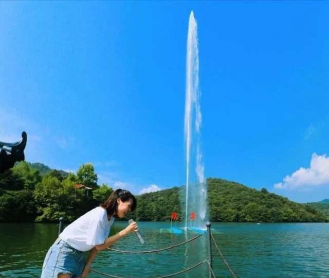 数百名游客围着喷泉疯狂吼叫近1小时，保安无奈：喊不喊它都会喷