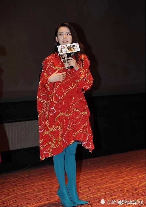 娱乐界敢第一人这样穿，只有戚薇，网友：鞋子和丝袜看着太难受！