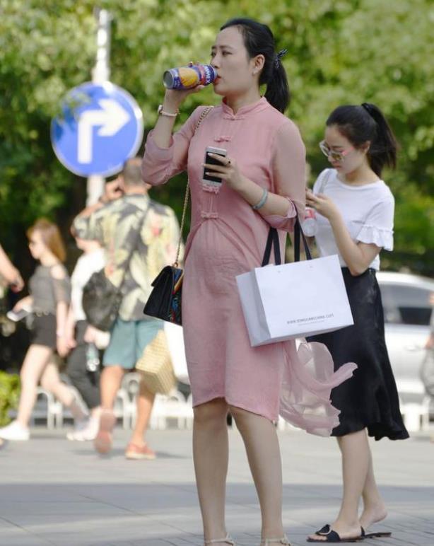  「优雅」街拍：优雅端庄的小姐姐，一件酒红色上衣配格子短裙，时尚气质
