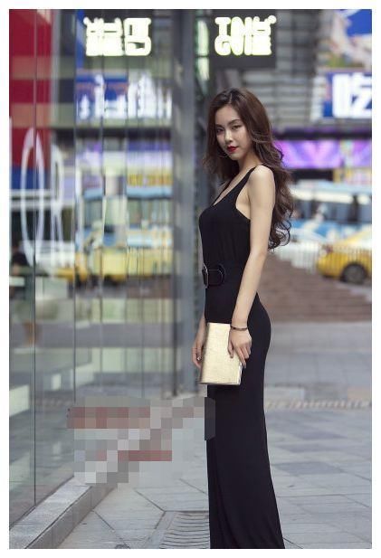 街拍:美女穿超短裤上街，“若隐若现”的性感，网友:很拉风!