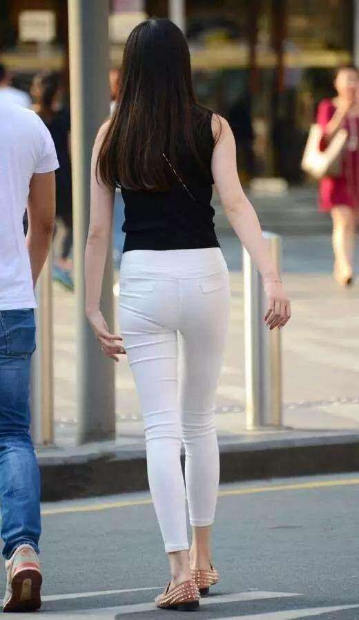 街拍: 若隐若现的白色紧身裤, 好像忘记穿什么了吧?