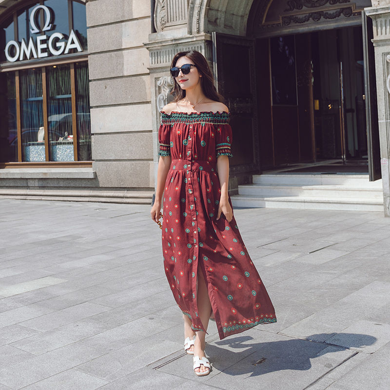 90、00后小姑娘真敢穿，逛街穿件一字肩连衣裙，满满的回头率