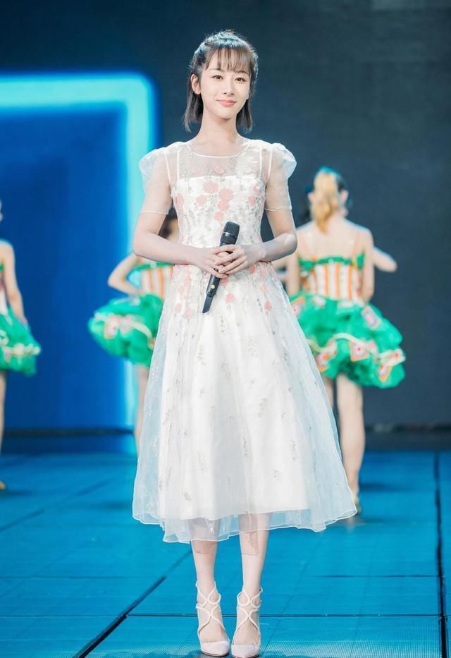 杨紫瘦出尖下巴，都有点不像她了！网友：为了增高连这鞋都穿上了
