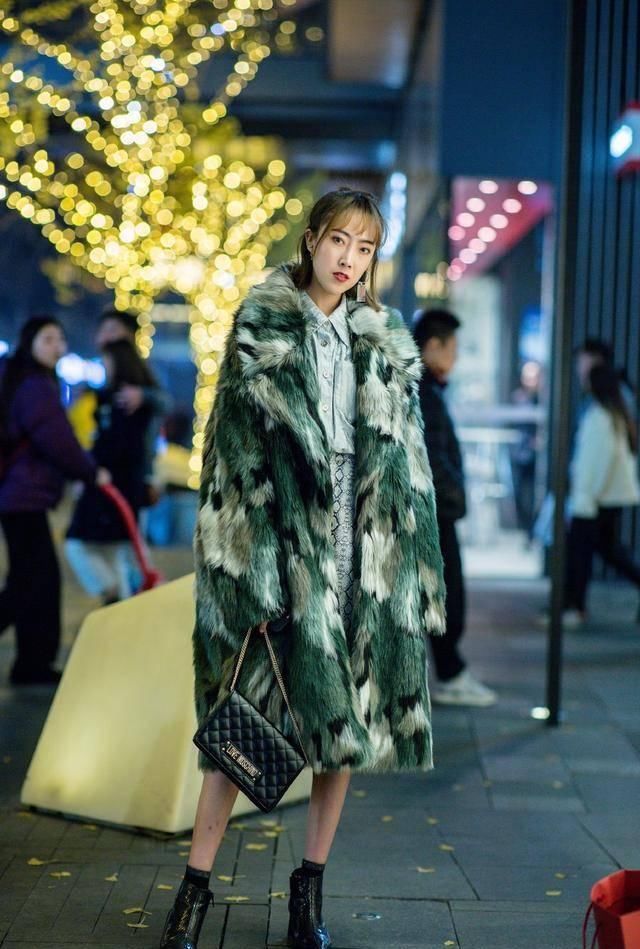  『自信就』羊毛羔外套穿不出气场，那就试试这款长毛绒外套，气场强到炸