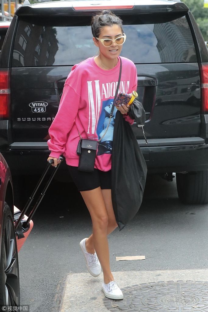杰西卡安德列穿麦当娜logo衫变小粉丝 美腿修长独自拖行李箱好接