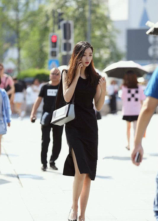 街拍：清新苗条穿着时尚的小姐姐，高挑性感光鲜亮丽！