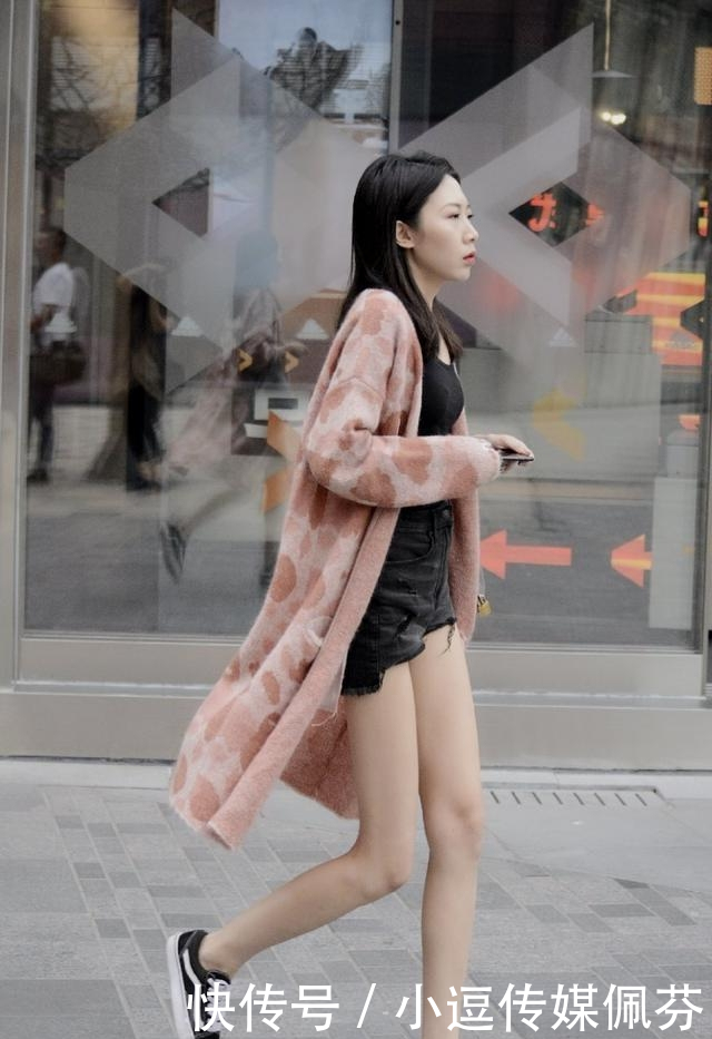  『显得』路人街拍，小姐姐牛仔裤搭配亮眼的黄色衬衣，显得清爽动人
