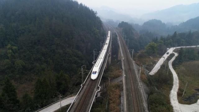 中国修建难度最大的铁路，5万人修50公里要一年，每公里耗资6千万