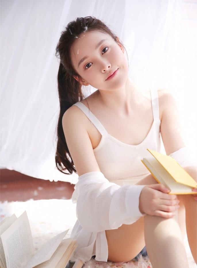 清新吊带女生 模样乖巧可人