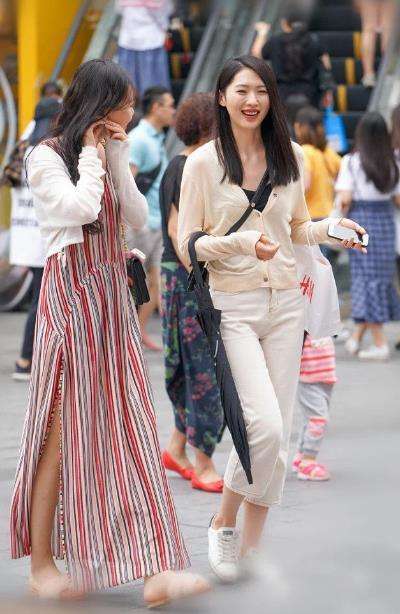 街拍: 美女太多了不知道怎么选了, 网友: 我觉得图7就很有气质