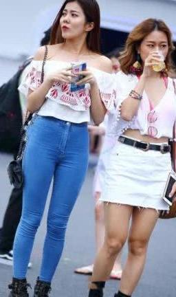 玛丽苏女神一字肩白色蓝花上衣展现玲珑有致好身材，十分独一无二