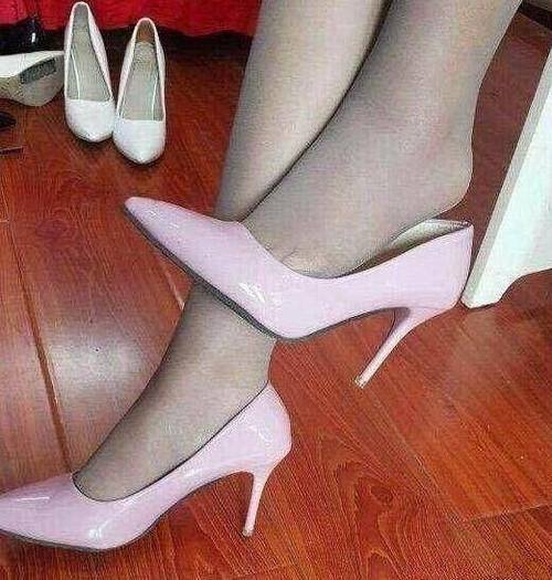 尖头细跟高跟鞋，衬托出女人优雅的身段，显得唯美大方！