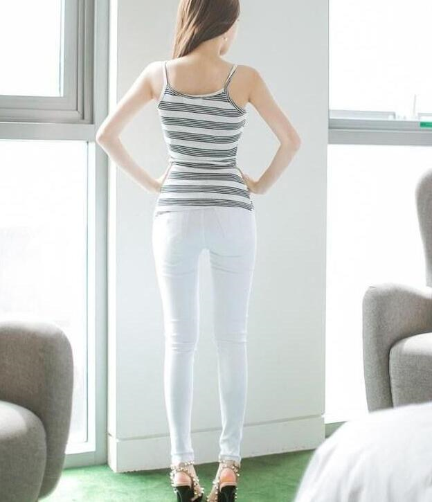 女神穿搭：优雅十足的牛仔裤美女，清纯漂亮，成为万众瞩目的焦点