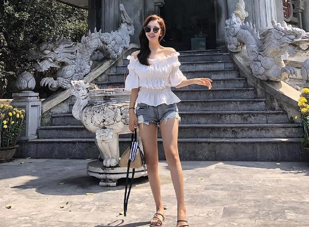 白皙甜美的牛仔裤美女，漂亮有气质，塑造完美身形