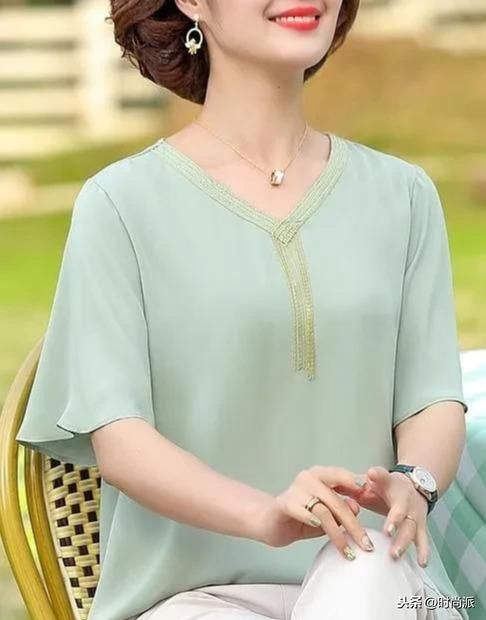 「采用」新穿法,叫“迎夏衫”,中年妈妈当下穿薄厚正好!洋气显年轻