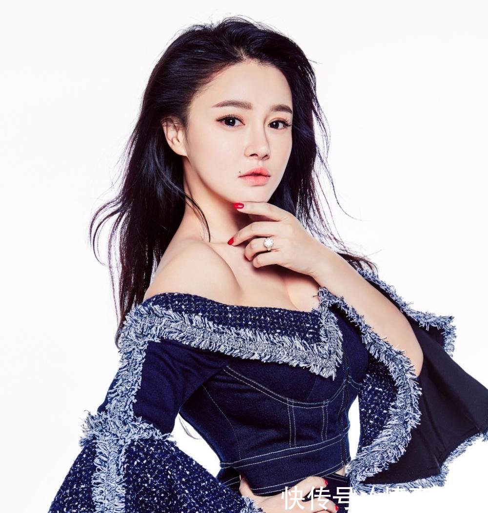 冉莹颖还真是时髦! 穿连体工装大秀好身材, 网友: 邹市明好幸福!