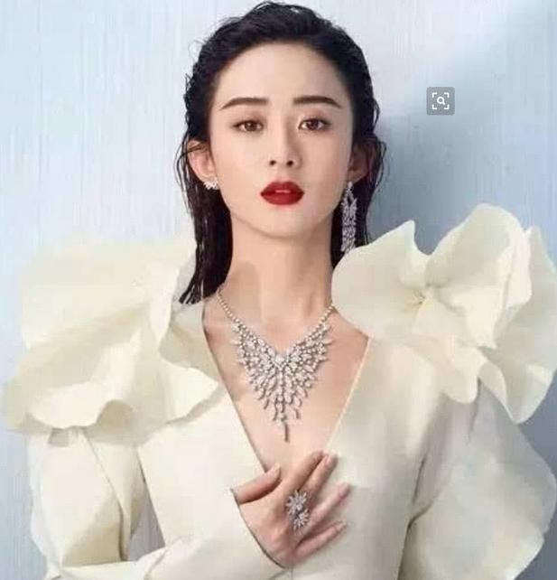 赵丽颖性感起来也是不输阵的,几次穿搭都有一种朦胧美!