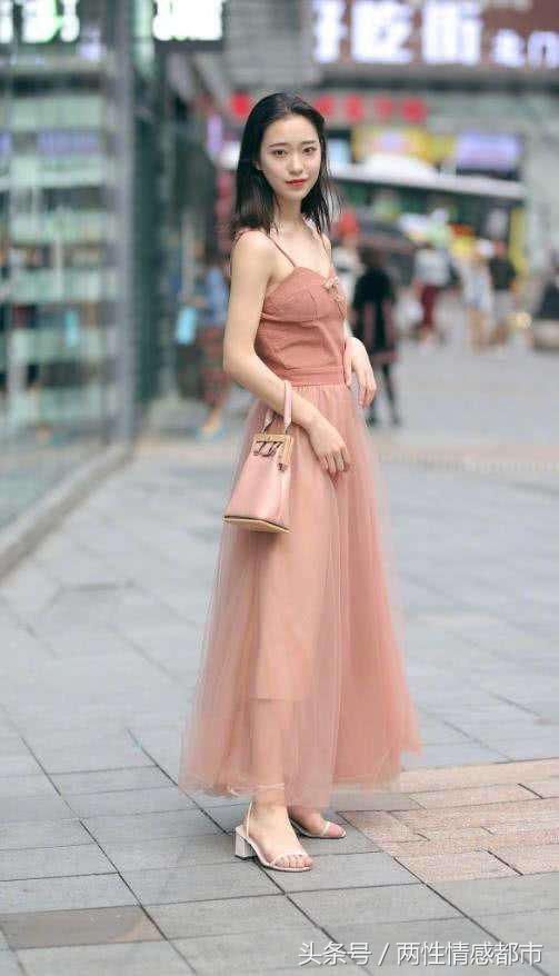 路人街拍，一件修身的露脐装，让姑娘看上去性感十足，妩媚十足