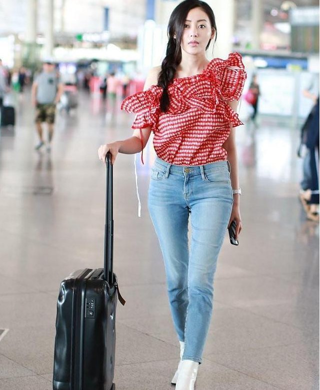 张天爱把八千多的衣服穿成了“桌布”，网友:真是白瞎了这件衣服