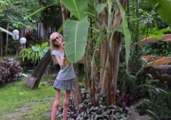 女孩为了拥有完美身材，整天靠喝水少吃饭，结果变成这副模样！