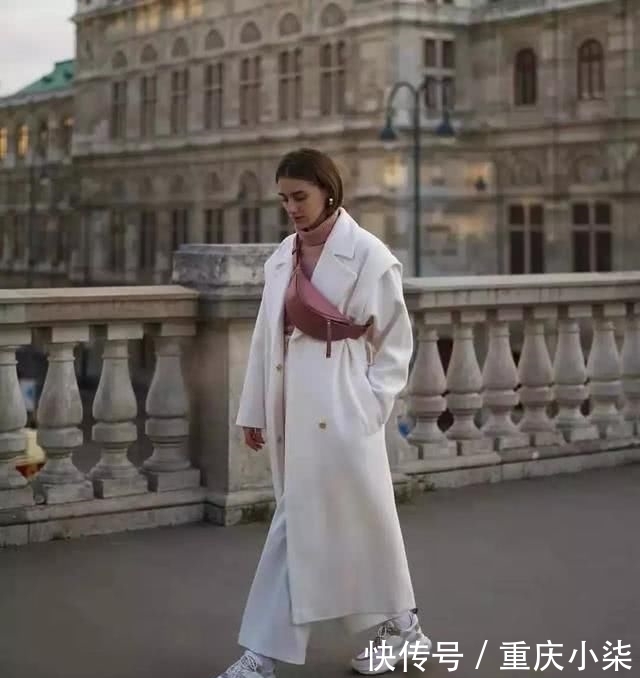 「运动鞋的搭配」“短靴”不受宠了,春天“长大衣+运动鞋”最流行,时髦还显高