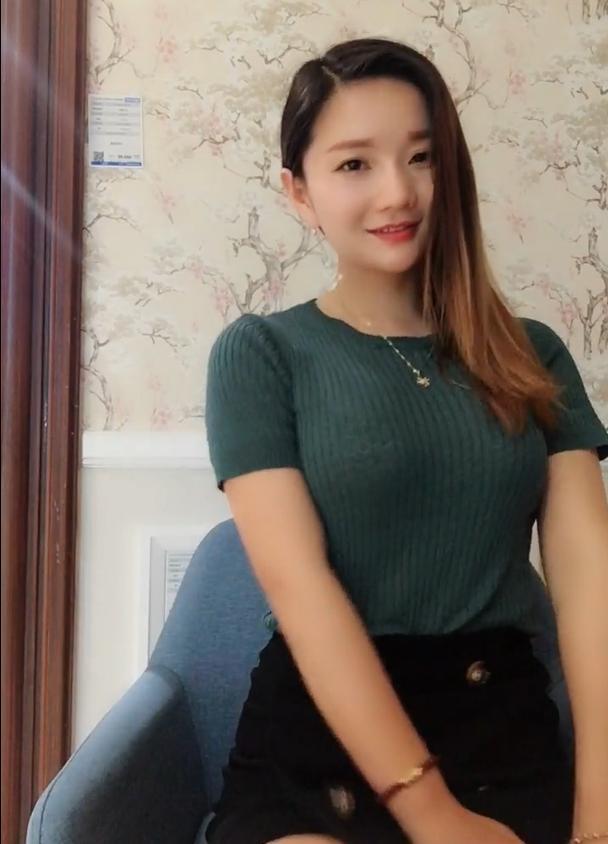 一种温婉气息的小姐姐，清纯可爱美丽动人