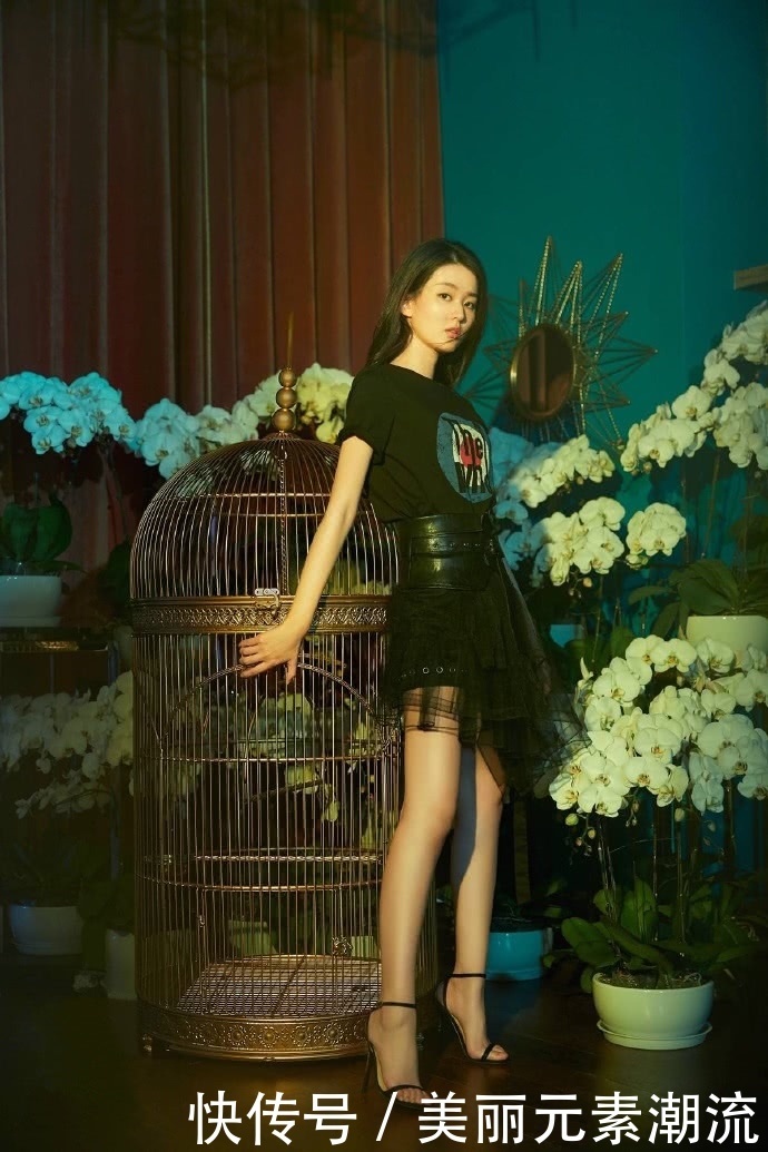 乔欣太大胆了！连衣裙穿得只能遮住重点，连站着都那么尴尬！