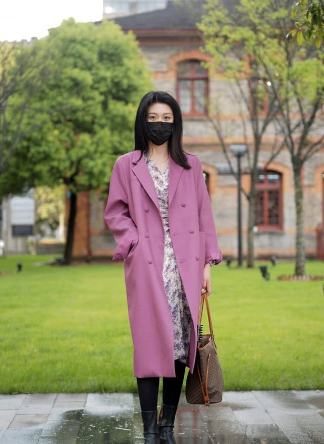 『西装』街拍美女:清新婉约的连衣裙,窈窕身姿,绽放不一般的魅力