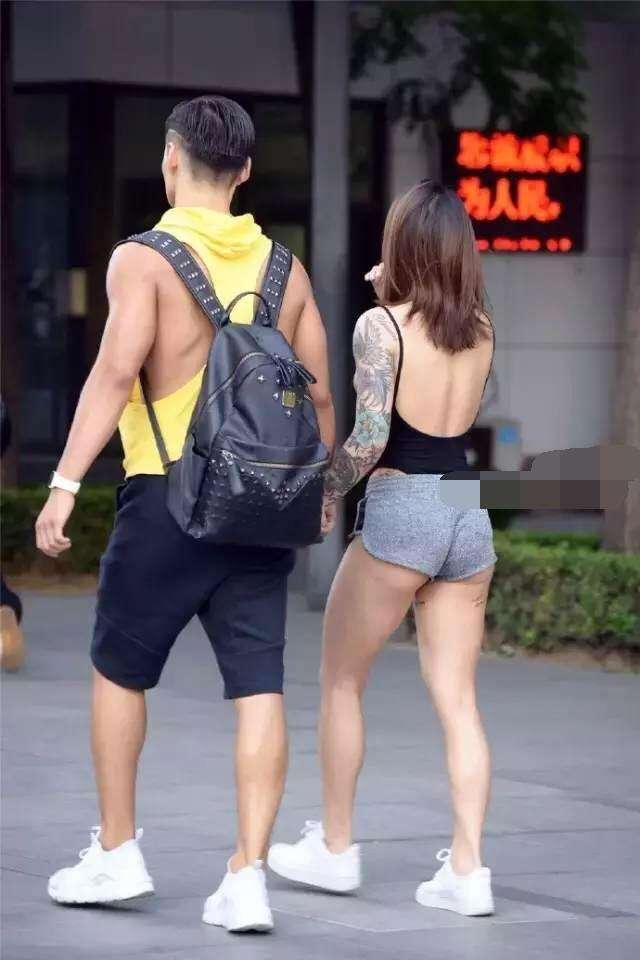 街拍: 真空出行肉肉的美女, 好身材遮不住啊