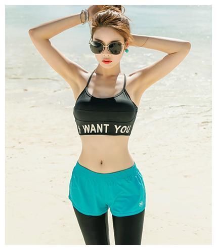 美拍：紧身裤充满女人味的穿搭，下身曲线瞬间让人觉得眼前一亮！