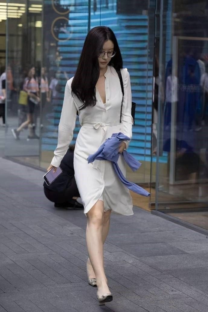  『妩媚』街拍：美女身穿职业装连衣裙，一条白色的腰带，增添了一丝小妩媚