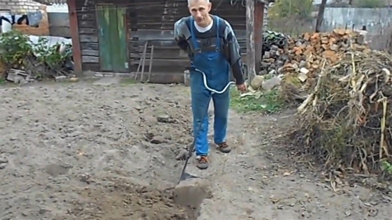  #农村#外国农村老大爷发明新型铁锹，效率提升5倍，10块钱造一把