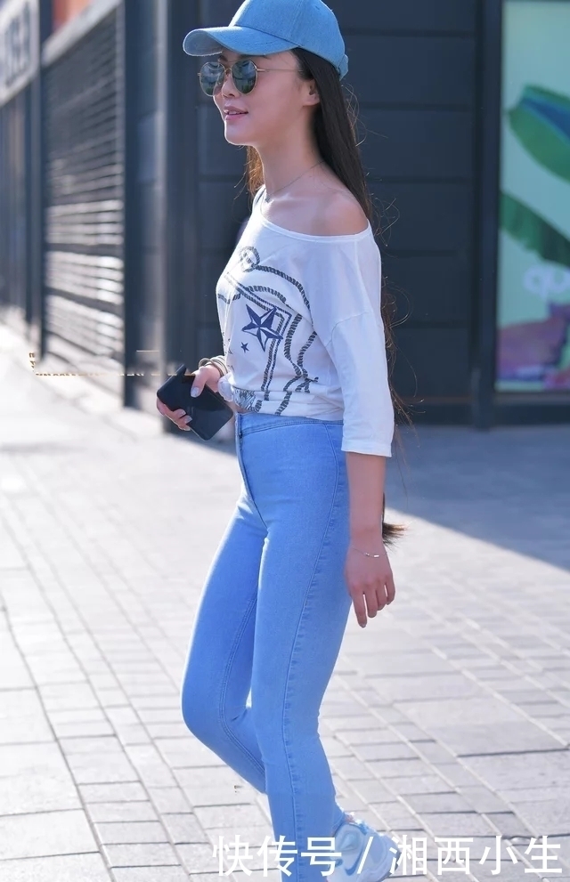街拍：皮肤白皙的气质美女，一条简单的牛仔裤搭配露肩T恤，清凉